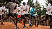 Eliud Kipchoge (3. von rechts) bereitet sich in Kenia auf das Rennen in Wien vor.