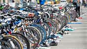 Räder und Ausrüstung in einer Triathlon-Wechselzone