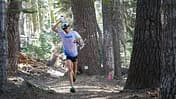 Jim Walmsley kühlt sich bei seinem Lauf zum Streckenrekord beim Western States Endurance Run 2019 ab. 