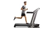 Ambitioniertes Lauftraining auf einem Laufband