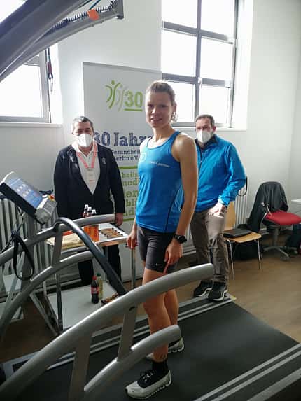 Anne Stephan vor ihrem 100-km-Weltrekord auf dem Laufband