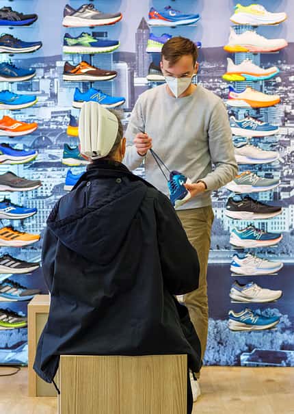 Frankfurt am Main, Lauftreff beim Frankfurter Laufshop, 25.4.2022