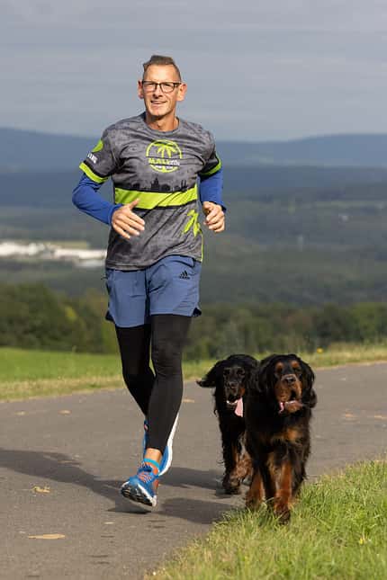 Läufer Michael Vetter mit seinen beiden Hunden Bella und Niko Läufer Michael Vetter mit seinen beiden Hunden Bella und Niko