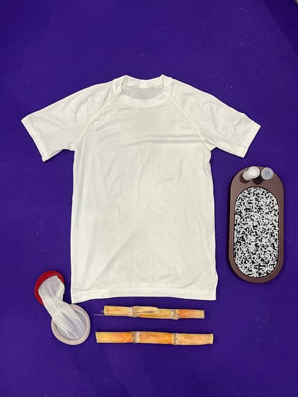 Der Prototyp eines Laufshirts, das zum Großteil aus Zuckerrohr gewonnen wird. Biobasiertes Polyethylen hat dabei ähnliche Eigenschaften wie Kunstfaserbekleidung. Der Prototyp eines Laufshirts, das zum Großteil aus Zuckerrohr gewonnen wird. Biobasiertes Polyethylen hat dabei ähnliche Eigenschaften wie Kunstfaserbekleidung.