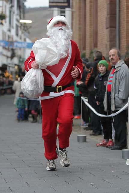 Adventslauf Zell: Der Weihnachtsmann verteilt als Schlussläufer Süßigkeiten.