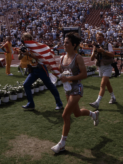 Joan Benoit nach ihrem Sieg beim ersten olympischen Frauen-Marathon 1984 Joan Benoit nach ihrem Sieg beim ersten olympischen Frauen-Marathon 1984